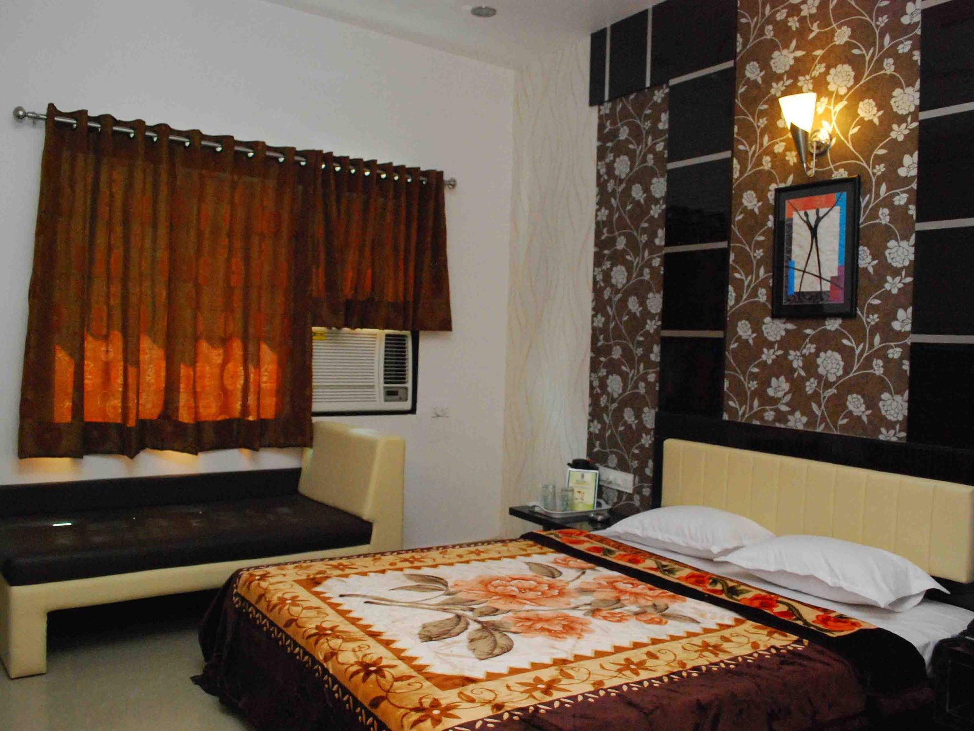 אחמדאבאד Oyo Flagship 19003 Hotel Rudra Mahal מראה חיצוני תמונה