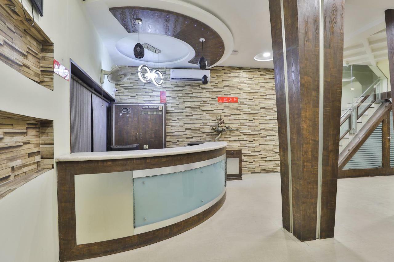 אחמדאבאד Oyo Flagship 19003 Hotel Rudra Mahal מראה חיצוני תמונה